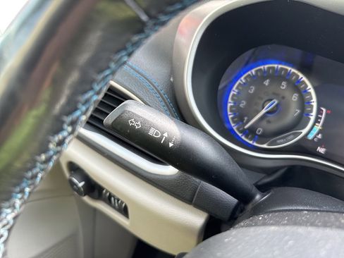 Used 2021 Chrysler Pacifica Touring-L image 31