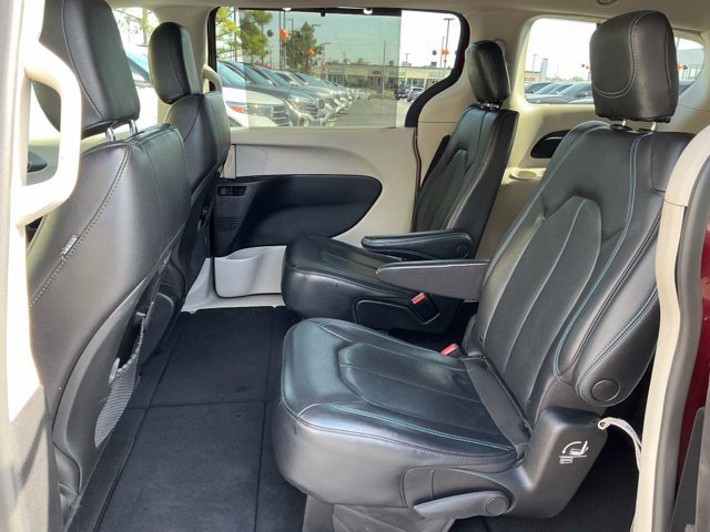 Used 2021 Chrysler Pacifica Touring-L FWD image 16