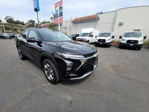 Used 2025 Chevrolet Trax LT w/ Driver Confidence Package image 2