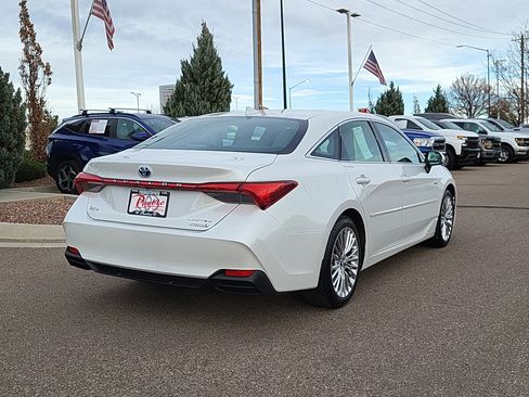 Used 2019 Toyota Avalon Limited image 3