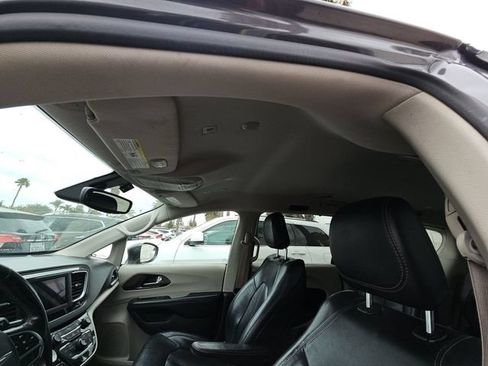 Used 2018 Chrysler Pacifica Touring-L FWD image 9