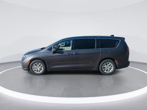 Used 2023 Chrysler Pacifica Touring-L image 8