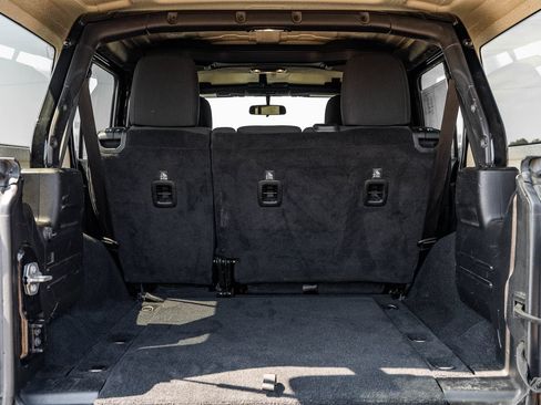 Used 2019 Jeep Wrangler Unlimited Sahara AWD/4WD image 15