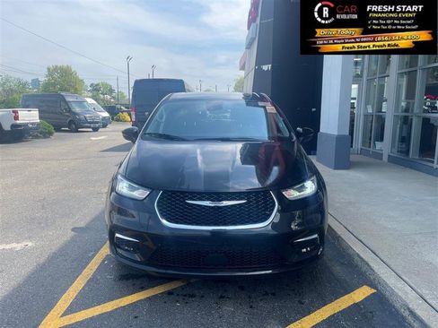 Used 2023 Chrysler Pacifica Touring-L FWD image 3