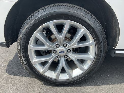 Used 2019 Ford Expedition Limited w/ Equipment Group 302A AWD/4WD image 9