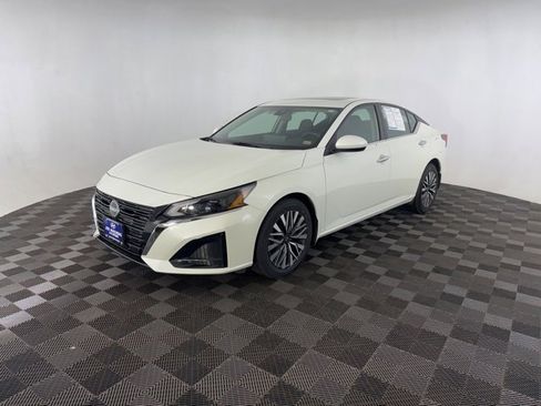 Used 2023 Nissan Altima 2.5 SV w/ SV Premium Package image 3