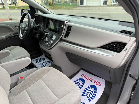 Used 2015 Toyota Sienna LE image 24