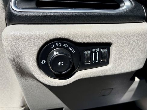 Used 2020 Chrysler Pacifica Limited FWD image 22