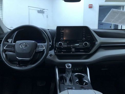 Certified 2021 Toyota Highlander XLE AWD/4WD image 17
