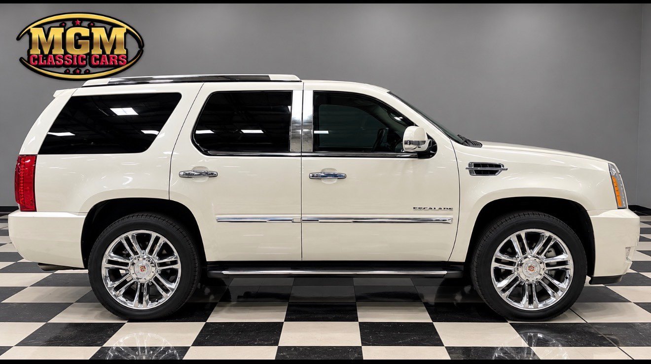 Used 2013 Cadillac Escalade Platinum RWD image 3