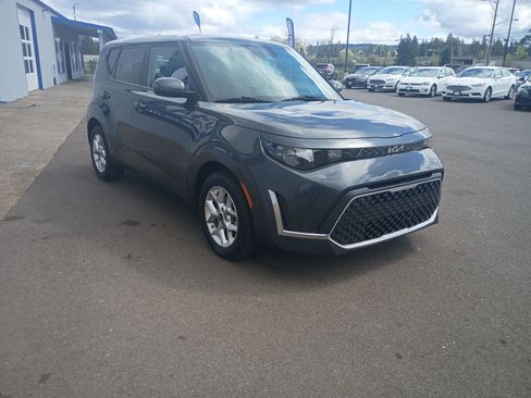 Used 2024 Kia Soul LX w/ Option Group 015 FWD image 4