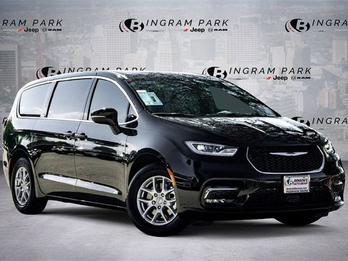 New 2026 Chrysler Pacifica Select image 1