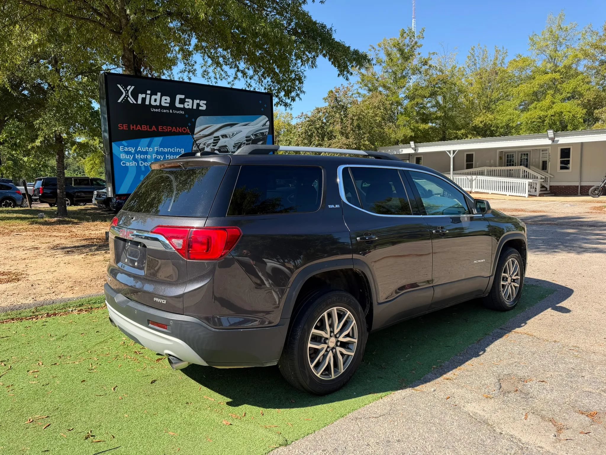 Used 2017 GMC Acadia SLE w/ Driver Alert Package I AWD/4WD image 3