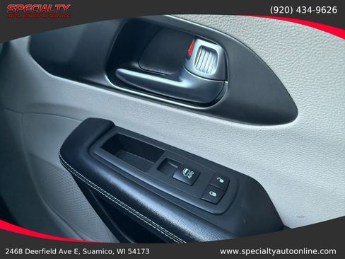 Used 2022 Chrysler Pacifica Touring-L image 36