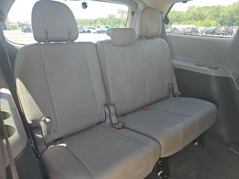 Used 2020 Toyota Sienna XLE w/ XLE Navigation Package FWD image 16