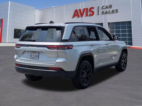 Used 2025 Jeep Grand Cherokee Altitude AWD/4WD image 6