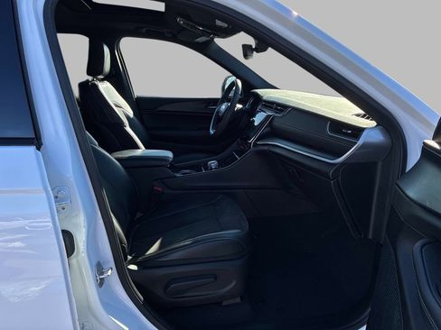 Used 2024 Jeep Grand Cherokee L Altitude image 9