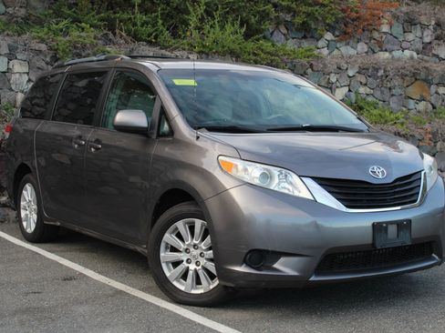 Used 2011 Toyota Sienna LE image 4
