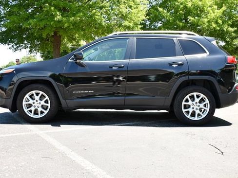 Used 2017 Jeep Cherokee Latitude w/ Cold Weather Group FWD image 4