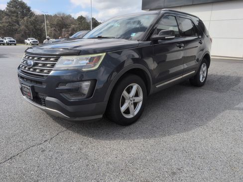 Used 2016 Ford Explorer XLT image 1