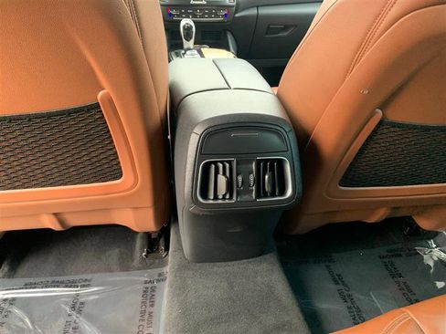 Used 2017 Maserati Levante image 36