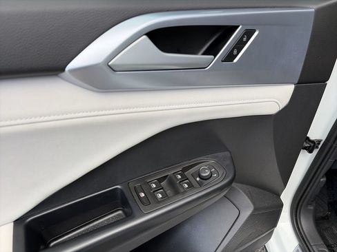 Certified 2025 Volkswagen Taos SE FWD image 17