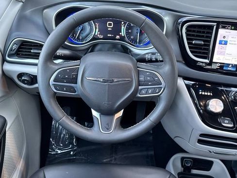 Used 2024 Chrysler Pacifica Touring-L image 16