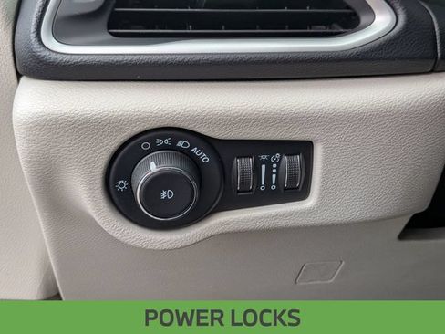 Used 2021 Chrysler Pacifica Touring-L FWD image 18