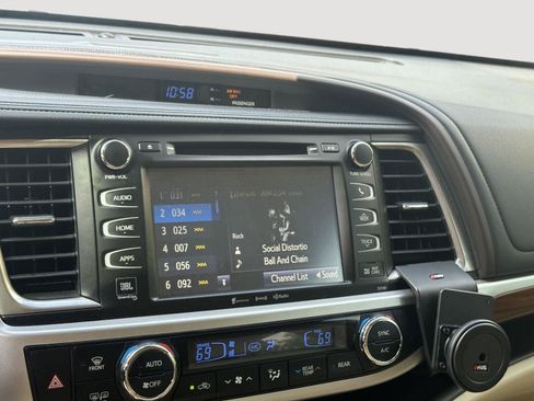 Used 2017 Toyota Highlander Limited Platinum w/ Preferred Accessory Package AWD/4WD image 11