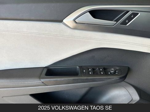 Used 2025 Volkswagen Taos SE w/ Panoramic Sunroof Package FWD image 12