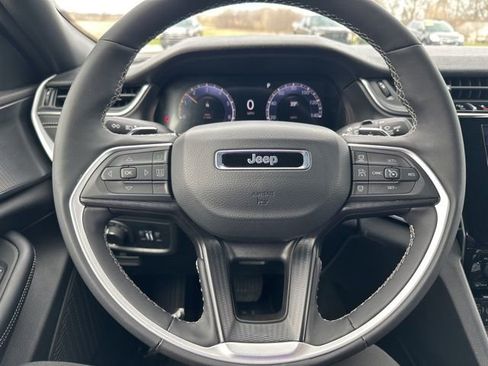 Used 2025 Jeep Grand Cherokee Altitude image 18