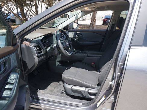 Used 2023 Nissan Rogue S image 2