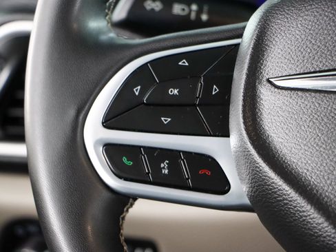 Used 2023 Chrysler Pacifica Touring-L FWD image 13
