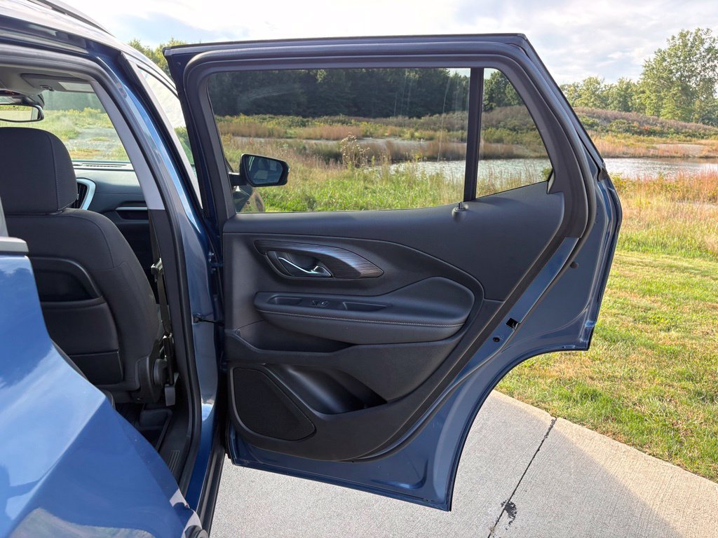 Used 2024 GMC Terrain SLE w/ Driver Convenience Package FWD image 32