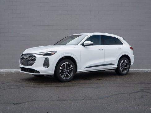 Certified 2025 Audi Q5 Premium w/ Convenience Package image 1