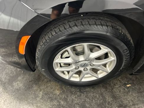 Used 2024 Chrysler Pacifica Touring-L FWD image 10