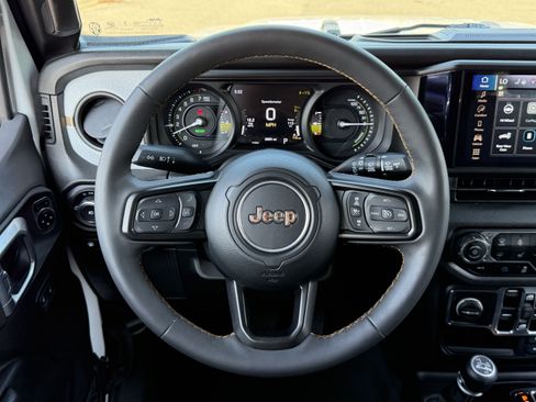 Used 2024 Jeep Wrangler Unlimited w/ Convenience Group AWD/4WD image 17