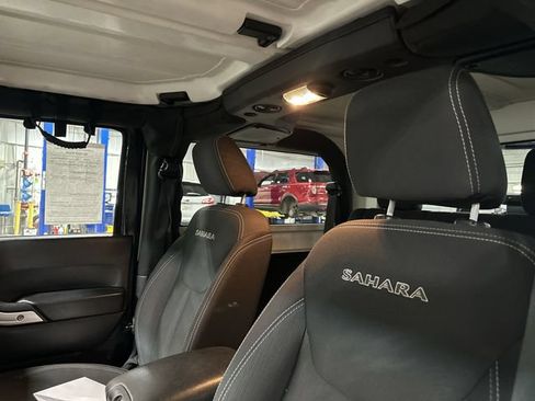 Used 2018 Jeep Wrangler Sahara w/ Connectivity Group AWD/4WD image 20
