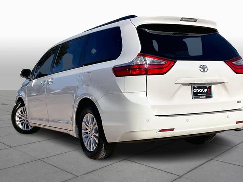 Used 2017 Toyota Sienna XLE image 10