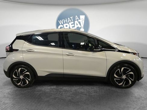 Used 2022 Chevrolet Bolt LT w/ Infotainment Package FWD image 2