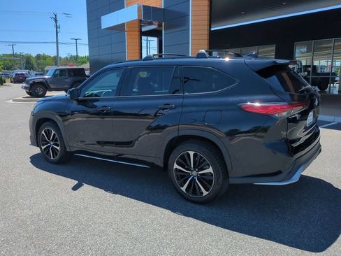 Used 2021 Toyota Highlander XSE FWD image 6