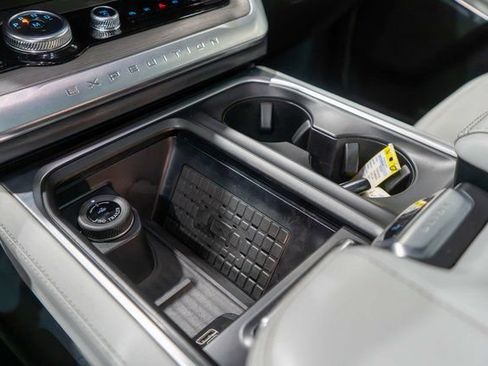 Used 2025 Ford Expedition Platinum w/ Driver's Package AWD/4WD image 34
