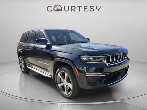 Certified 2023 Jeep Grand Cherokee 4WD 4xe w/ Luxury Tech Group II image 4