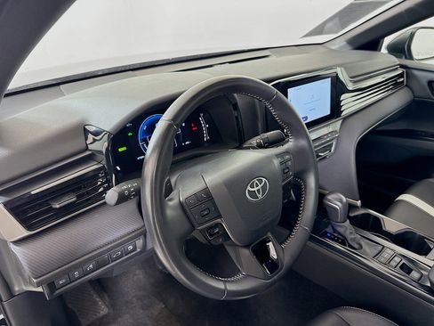 Used 2025 Toyota Camry SE image 9