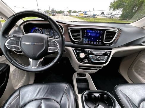 Used 2017 Chrysler Pacifica Touring-L w/ Tire & Wheel Group FWD image 12