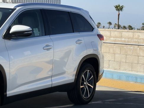 Used 2019 Toyota Highlander XLE w/ Carpet Mat Package (TMS) FWD image 9