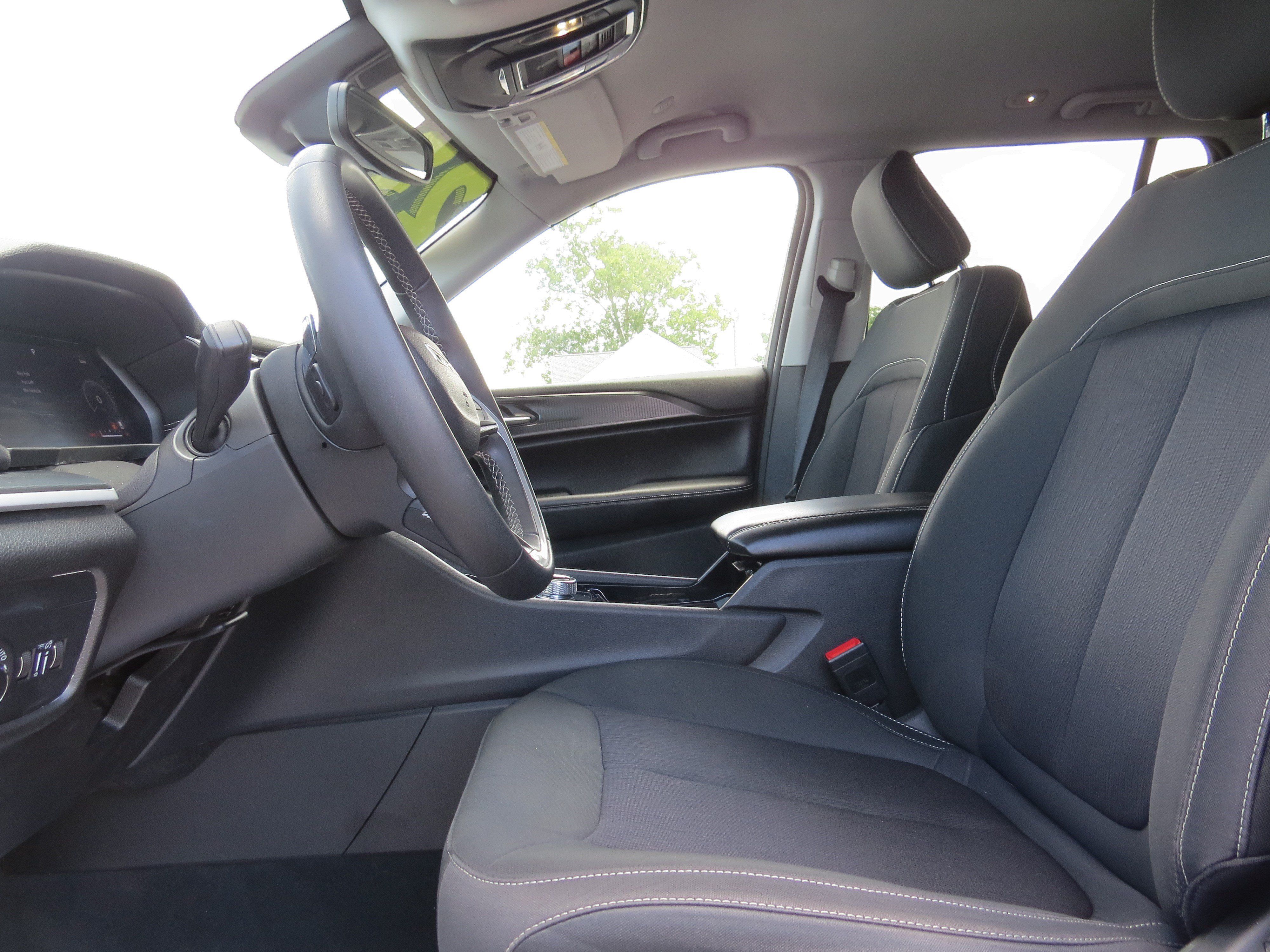 Used 2023 Jeep Grand Cherokee Laredo AWD/4WD image 15