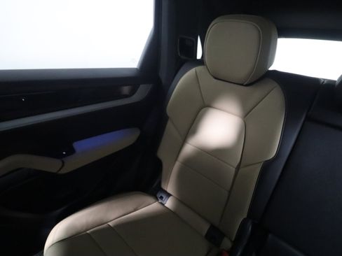 Used 2025 Porsche Cayenne image 15