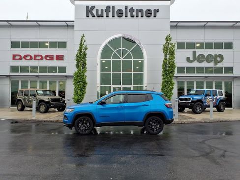Used 2025 Jeep Compass Latitude w/ Convenience Group AWD/4WD image 1
