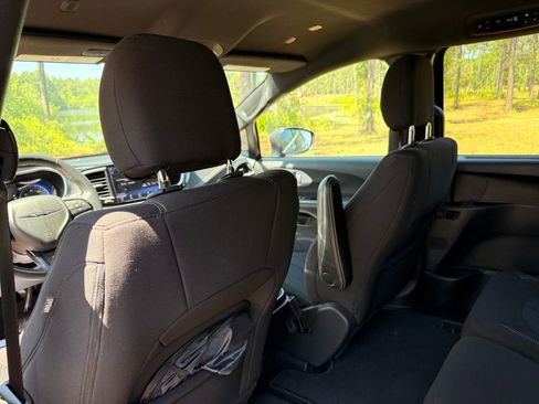 Used 2021 Chrysler Pacifica Touring w/ S Appearance Package FWD image 25